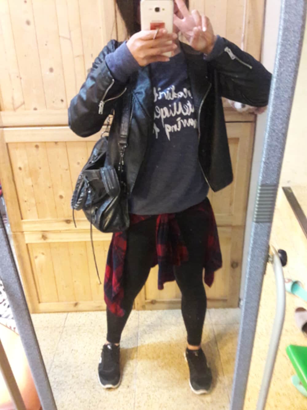 「皮外套、運動」｜「PULL&BEARのアイテム（ブルゾン、ブラック系）」を使った、Bigfacemingyaoさん（レディース・163cm）の冬コーディネートの1枚目の写真