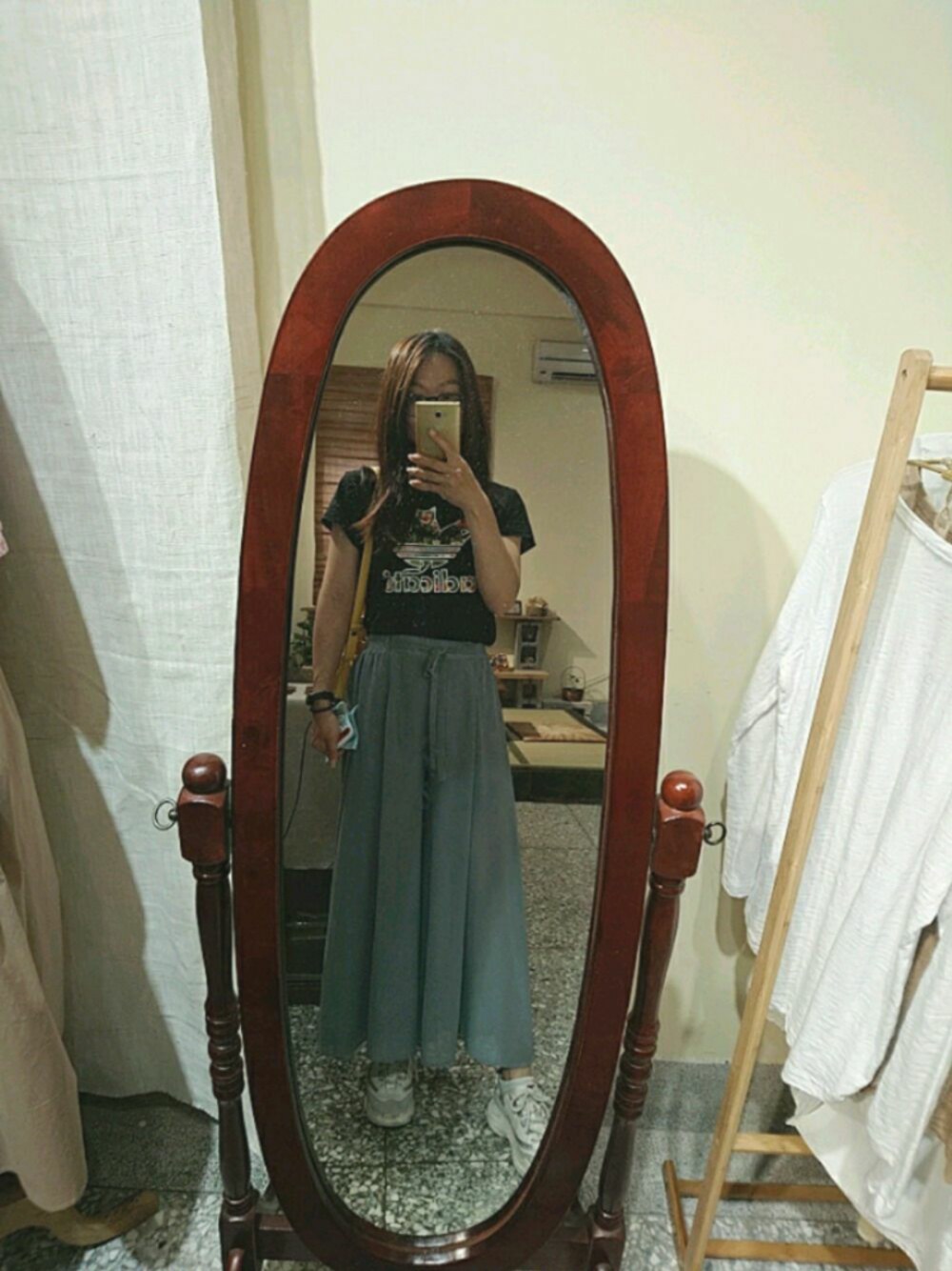 「寬褲、薄紗褲」｜「sheinのアイテム（Tシャツ/カットソー、ブラック系）」を使った、Bigfacemingyaoさん（レディース・163cm）の秋コーディネートの1枚目の写真