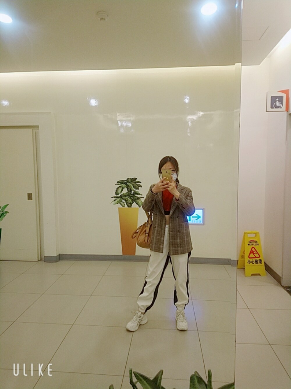 「dance、跳舞、西裝外套、白運動褲」｜「no brandのアイテム（テーラードジャケット、ブラウン系）」を使った、Bigfacemingyaoさん（レディース・163cm）の秋コーディネートの1枚目の写真