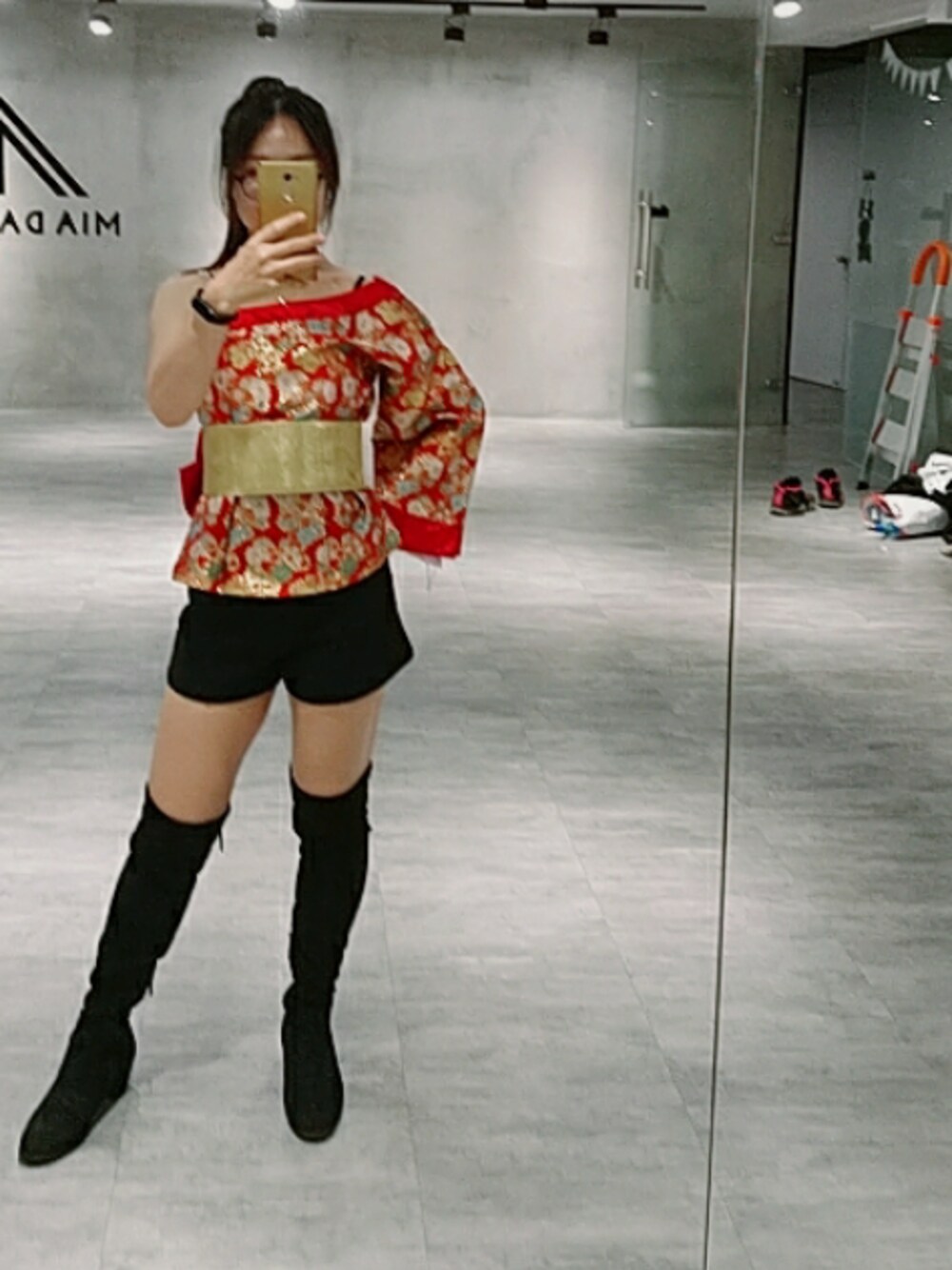 「no brandのアイテム（ブーツ、ブラック系）」を使った、Bigfacemingyaoさん（レディース・163cm）の秋コーディネートの1枚目の写真