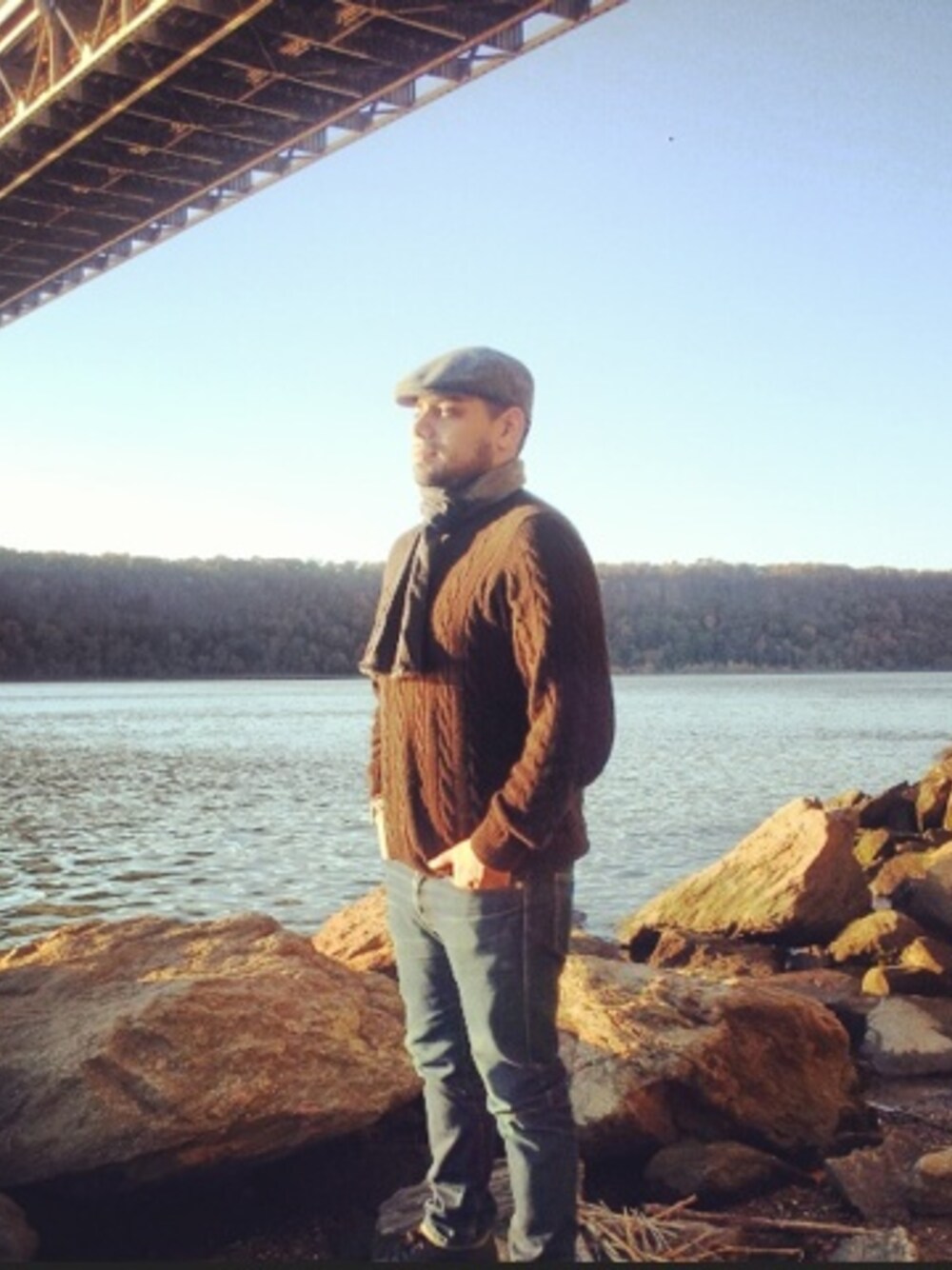 「BROOKS BROTHERS、sweater」｜Guy Viteriさん（メンズ）の秋コーディネートの1枚目の写真