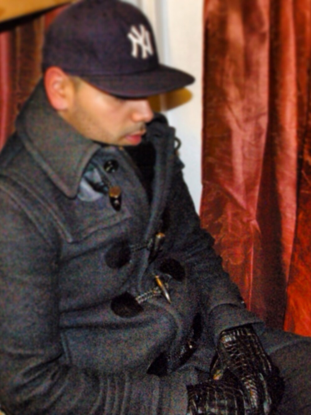 「burberry、coat」｜Guy Viteriさん（メンズ）の冬コーディネートの1枚目の写真