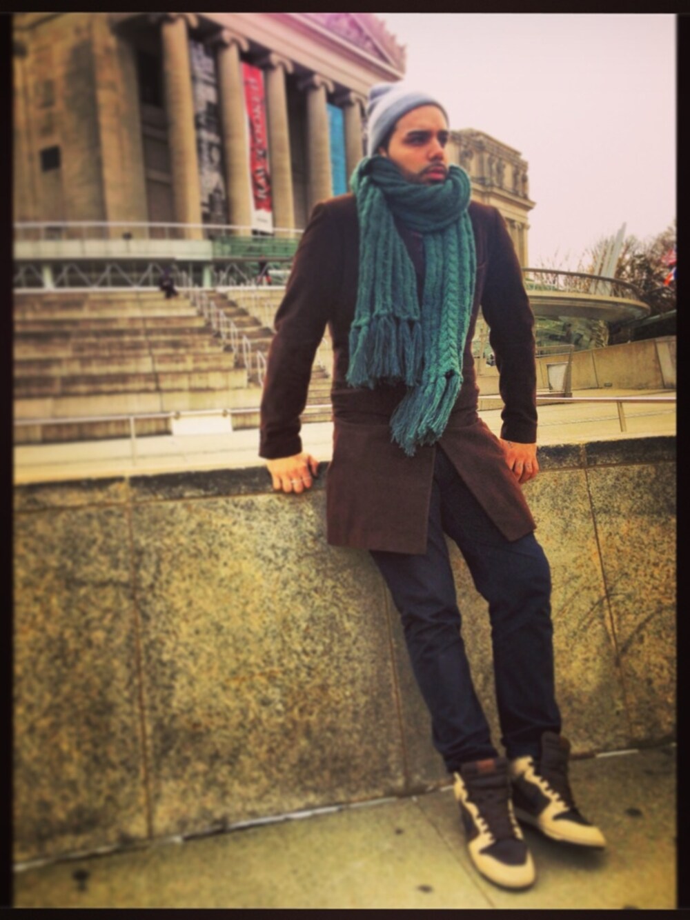 「coat、H&M、scarf」｜Guy Viteriさん（メンズ）の冬コーディネートの1枚目の写真