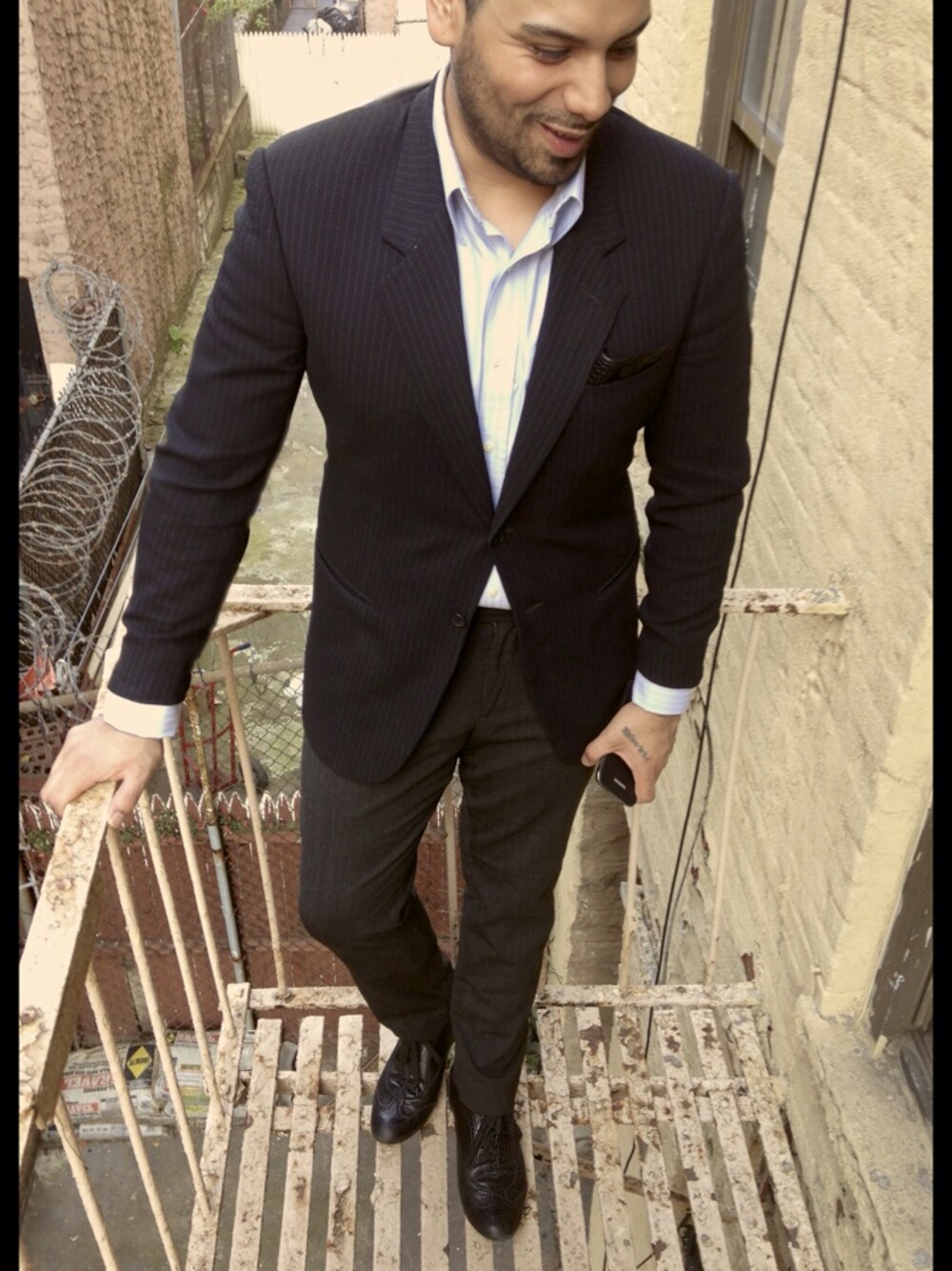 「blazer、GIORGIO ARMANI、Louis Vuitton、sneakers」｜Guy Viteriさん（メンズ）の夏コーディネートの1枚目の写真