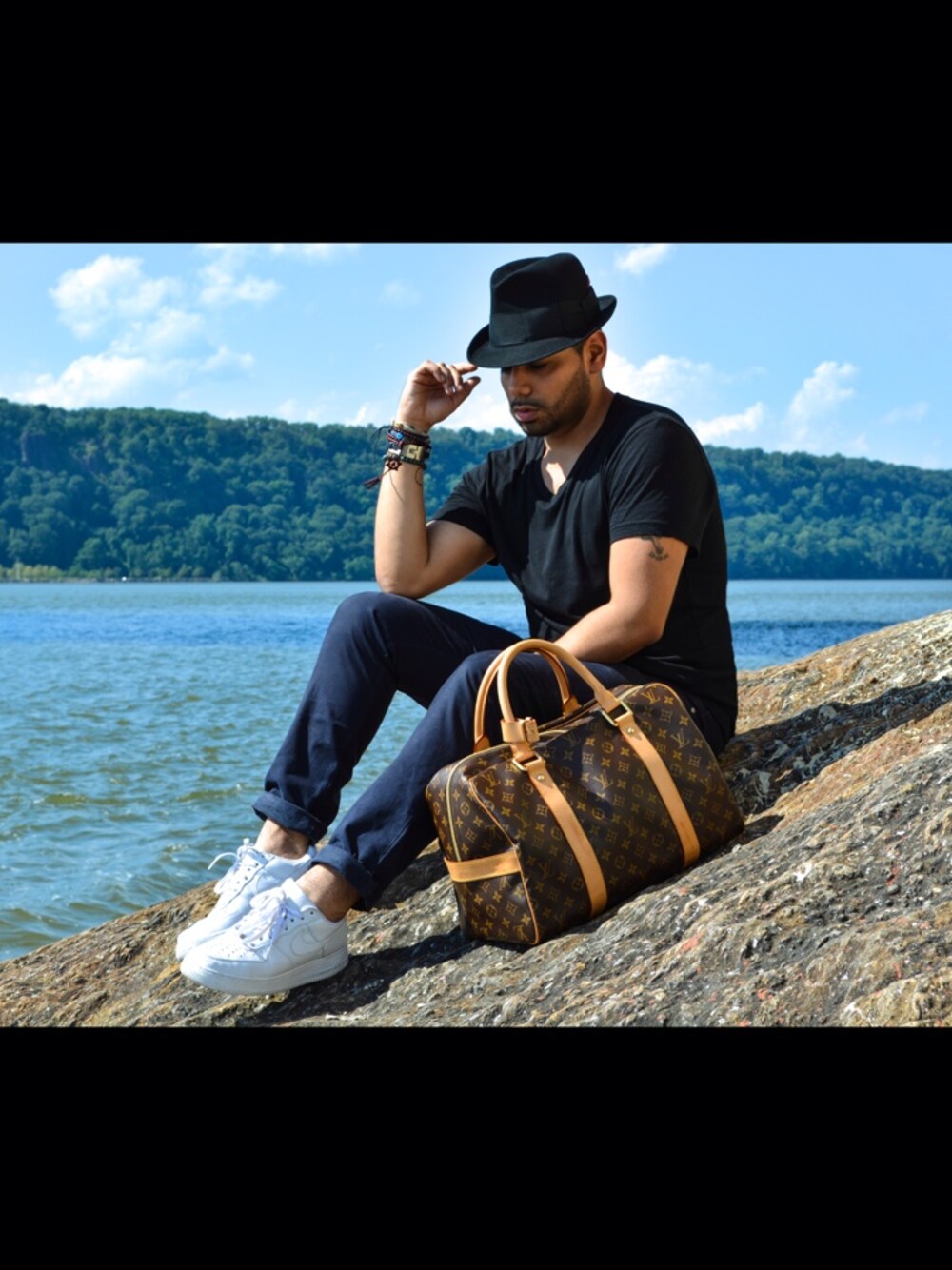 「J.CREW、NIKE、pants、sneakers」｜Guy Viteriさん（メンズ）の夏コーディネートの1枚目の写真