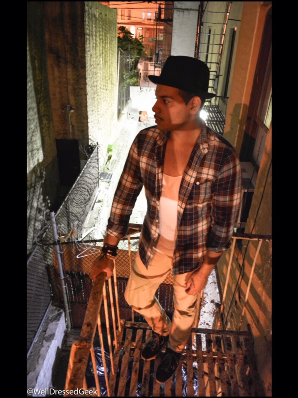 「club monaco、J.CREW、jeans、Salvatore Ferragamo、sneakers、top」｜Guy Viteriさん（メンズ）の夏コーディネートの1枚目の写真