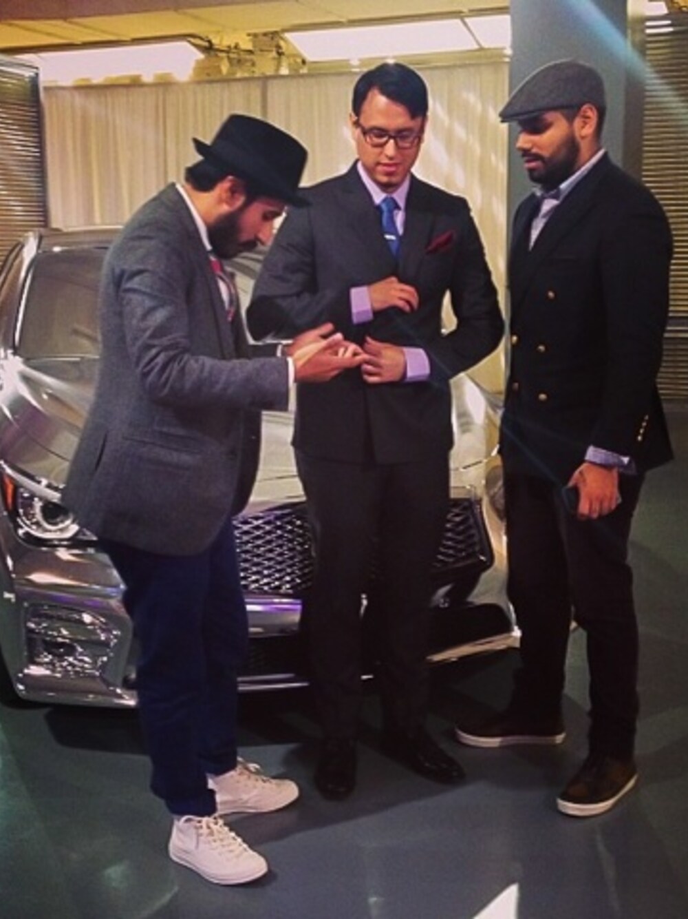 「blazer、BROOKS BROTHERS、Calvin Klein、converse x MMM、sneakers、Suit」｜Guy Viteriさん（メンズ）の秋コーディネートの1枚目の写真