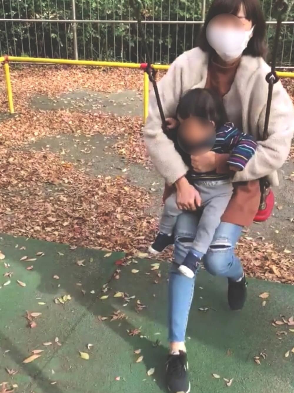 「公園、1歳、男の子」｜「AZUL by moussyのアイテム（デニムパンツ、ブルー系）」を使った、ちぱこさん（レディース・157cm）の春コーディネートの1枚目の写真