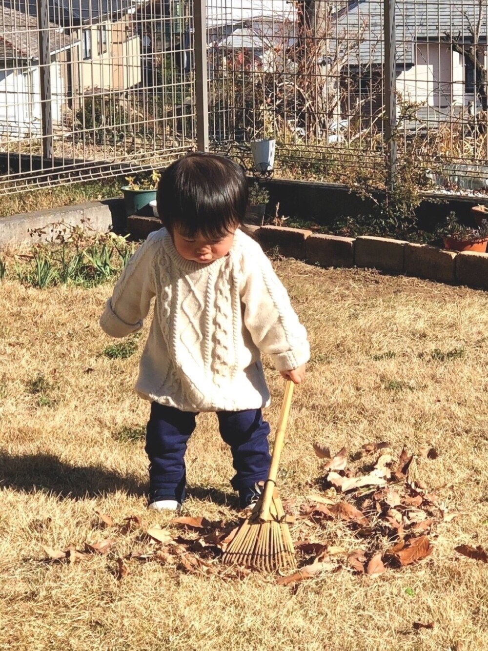 「1歳3ヶ月」｜「H&Mのアイテム（ニット/セーター、ホワイト系）」を使った、ちぱこさん（キッズ・80cm）の春コーディネートの1枚目の写真