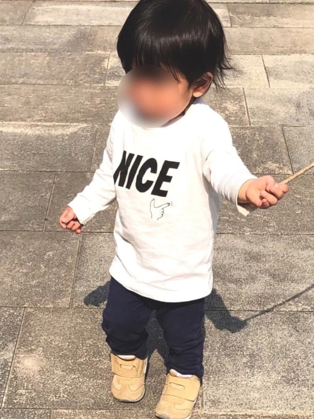 「息子、1歳半」｜「petit mainのアイテム（Tシャツ/カットソー、ホワイト系）」を使った、ちぱこさん（キッズ・80cm）の春コーディネートの1枚目の写真