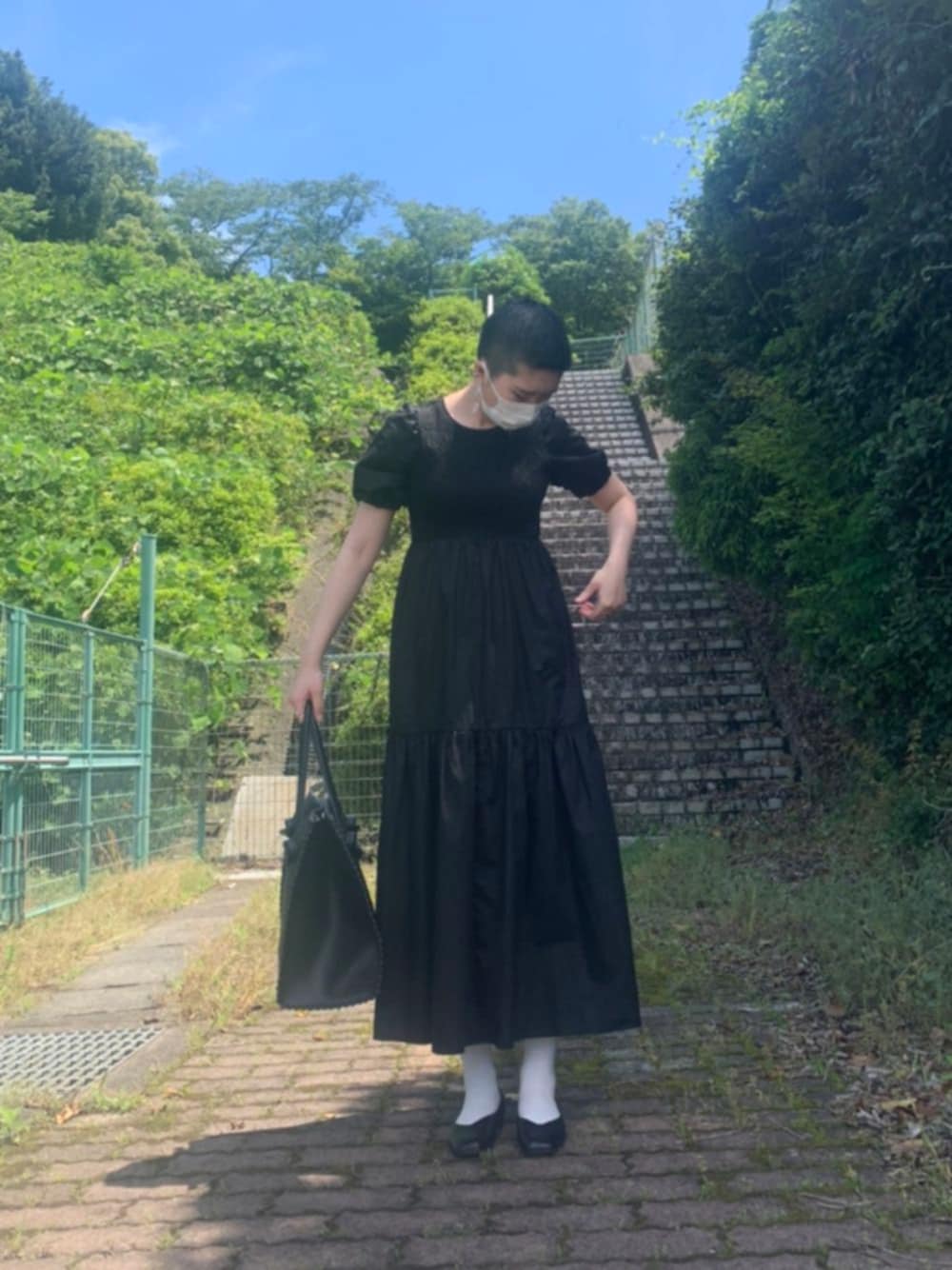 「プチプラコーデ、ワンピース、夏コーデ、高身長女子、坊主、モノトーン、オールブラック」｜「SHIPSのAdia Kibur:ツイストピアス（ピアス（両耳用）、ホワイト系）」を使った、moMoさん（レディース・173cm）の春コーディネートの1枚目の写真
