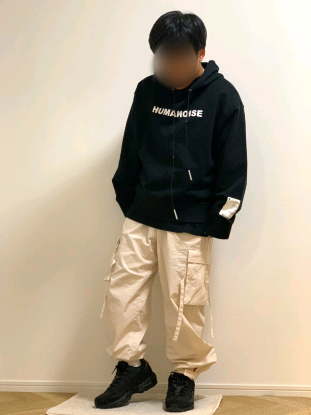 「モノトーン、パーカー、カーゴパンツ、カーゴジョガーパンツ、ジョガーパンツ、ストリート、カジュアル」｜「AIVERのCASPER JOHN AIVER　タイプライターワイドカーゴパンツ（カーゴパンツ、ベージュ系）」を使った、Ryuuuuさん（メンズ・163cm）の秋コーディネートの1枚目の写真