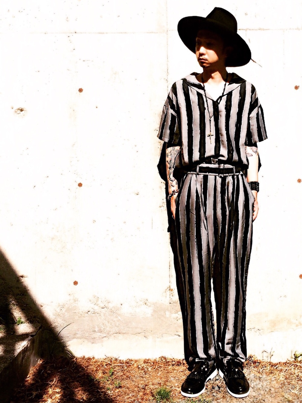 ブルー系のシャツ/ブラウス、ブルー系のその他パンツ、ブラック系のシューズを着用したメンズの春コーディネートの1枚目の写真