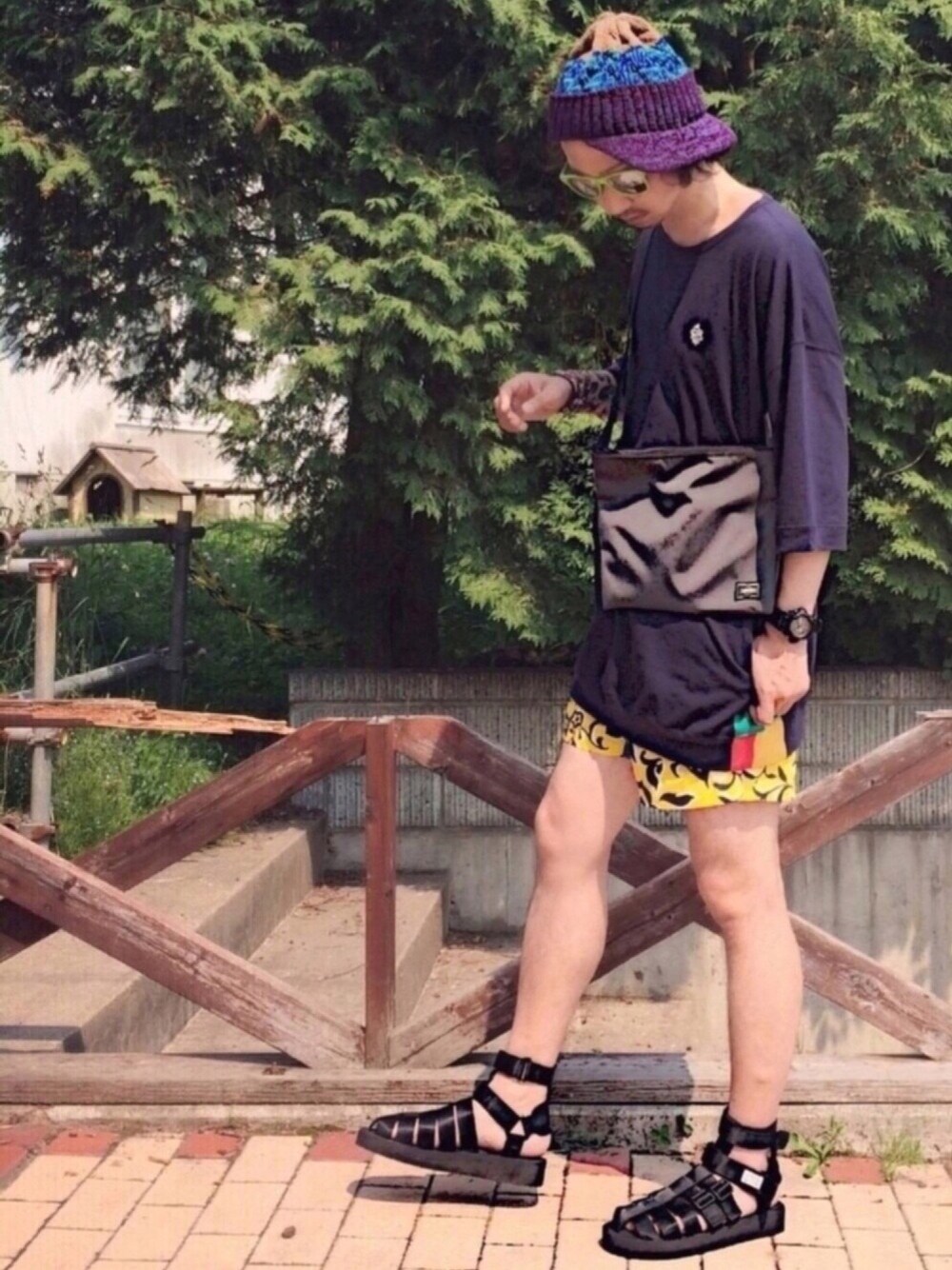 「ワークキャップ、サングラス、ビッグT、ショートパンツ、スイムショーツ、総柄パンツ、サコッシュ、スポーツサンダル、アウトドアスタイル、フェススタイル」｜「チャイハネの【チャイハネ】ミックスニットワークキャップ（キャップ、パープル系）」を使った、®️oomさん（メンズ・170cm）の夏コーディネートの1枚目の写真