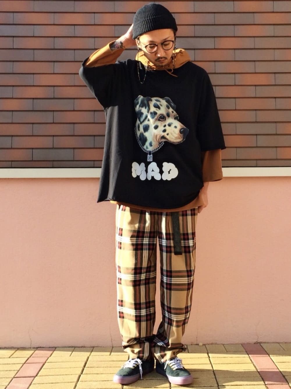 ブラック系のスウェット、ブラウン系のパーカー、ベージュ系のその他パンツを着用したメンズの春コーディネートの1枚目の写真