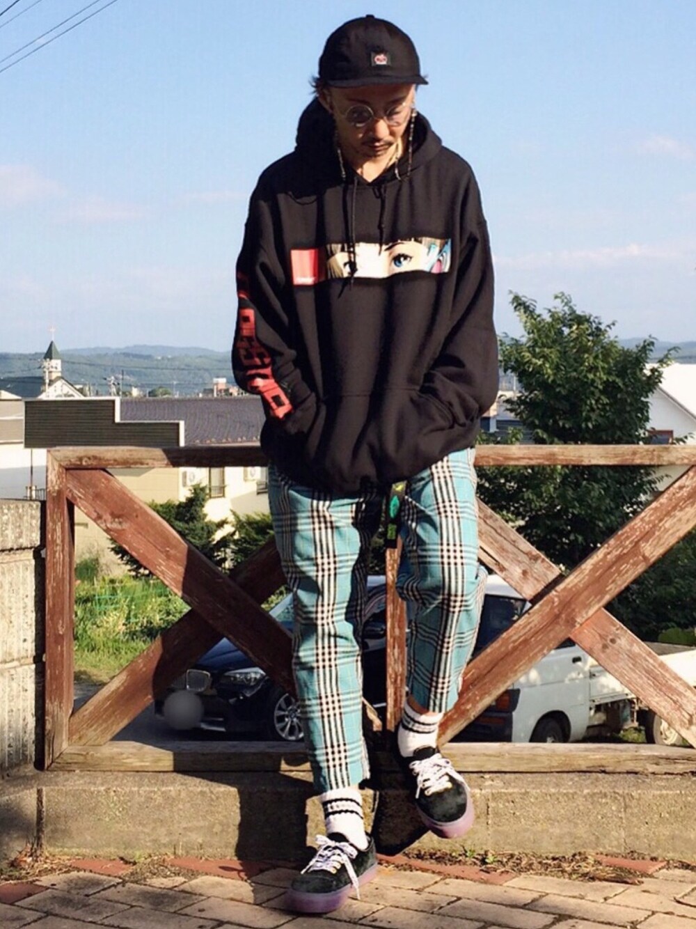 ブラック系のパーカー、ブルー系のその他パンツ、ブラック系のスニーカーを着用したメンズの夏コーディネートの1枚目の写真