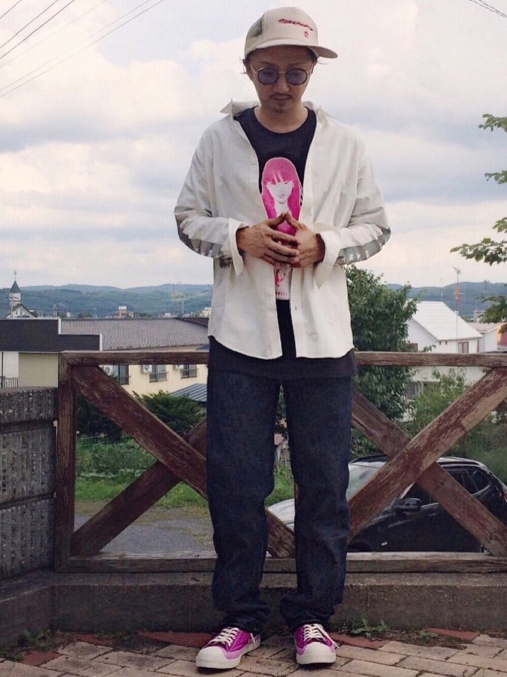 ホワイト系のシャツ/ブラウス、ブラック系のTシャツ/カットソー、ブルー系のデニムパンツを着用したメンズの夏コーディネートの1枚目の写真