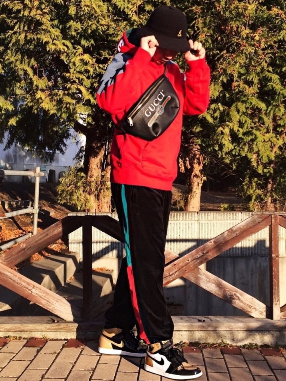 Supreme のパンツを使った「ベロアパンツ」の人気ファッション
