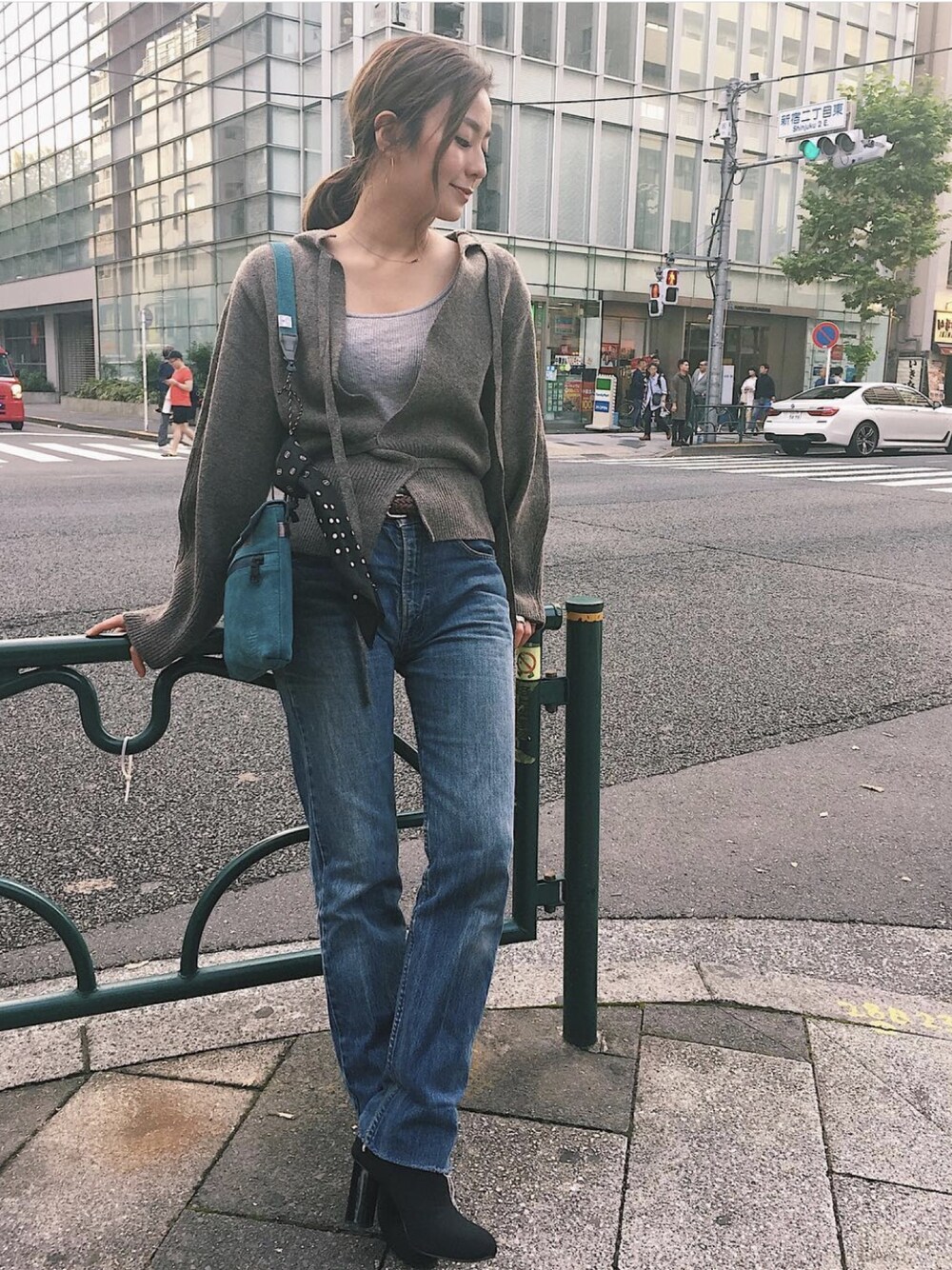 「Littlesuzie」｜「little $uzieのアイテム（ニット/セーター、ブラウン系）」を使った、信太美月さん（レディース・162cm）の春コーディネートの1枚目の写真