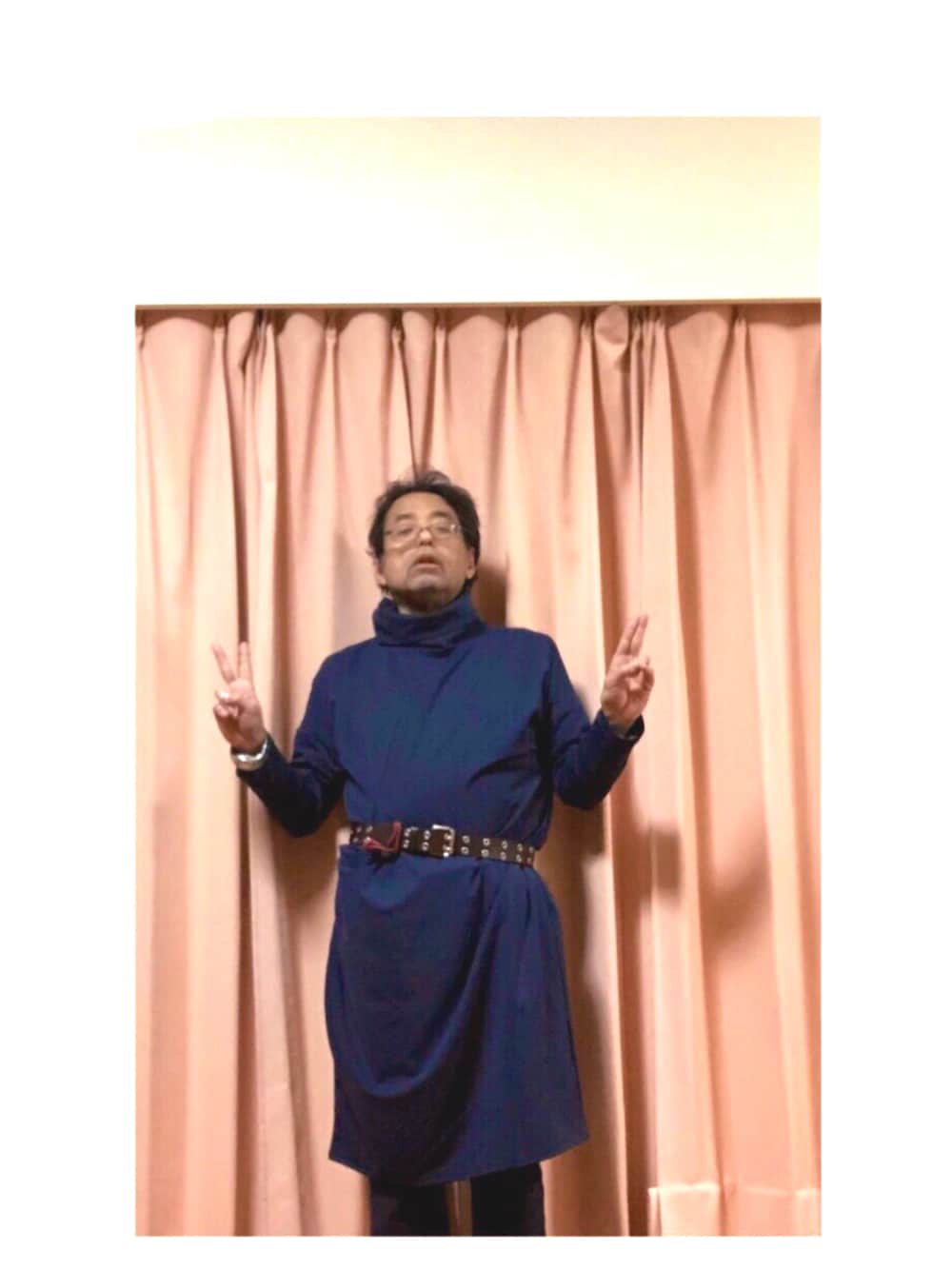 「春コーデ、無地、ワンピース、ゆったり、ポケット1つ、自宅」｜「アナトレのアイテム（ワンピース、ブルー系）」を使った、ごばやん1963さん（メンズ・162cm）の春コーディネートの1枚目の写真