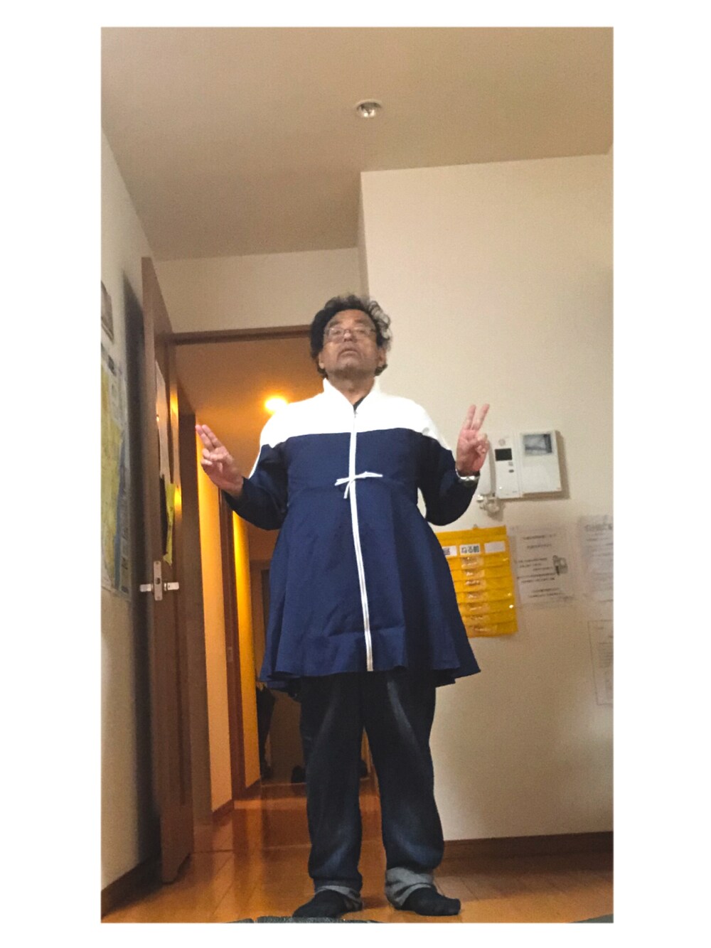 「無地、自宅」｜「エアバイのアイテム（シャツワンピース、ブルー系）」を使った、ごばやん1963さん（メンズ・162cm）の夏コーディネートの1枚目の写真