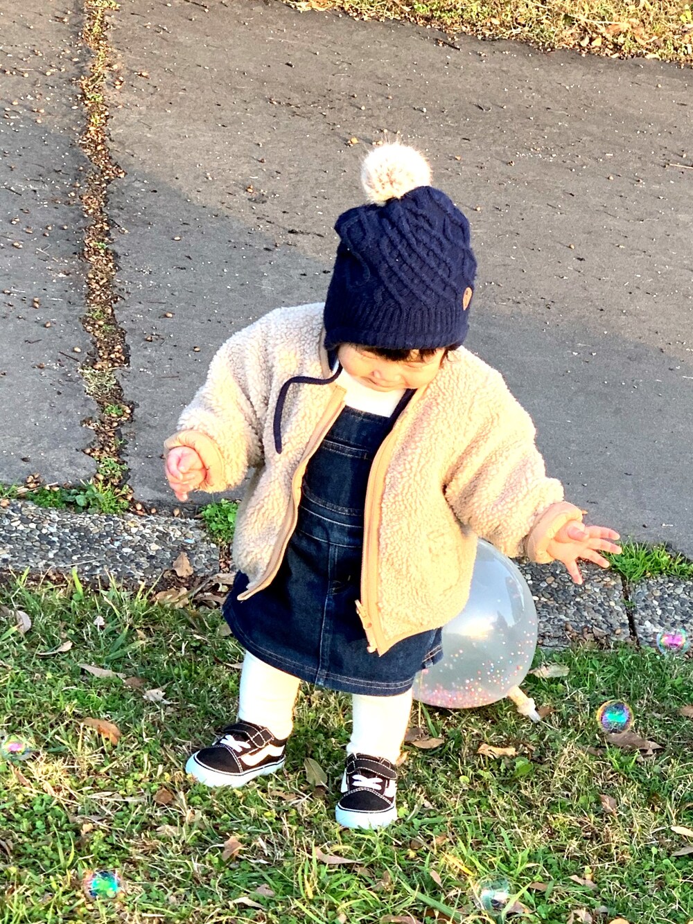 「キッズコーデ、女の子コーデ、プチプラ、西松屋、お散歩♪、一歳、90cm」｜「VANSのキッズ VANS ヴァンズ OLD SKOOL オールドスクール V36CJ SP15 BLACK（スニーカー、ブラック系）」を使った、oppiiさん（キッズ・90cm）の冬コーディネートの1枚目の写真