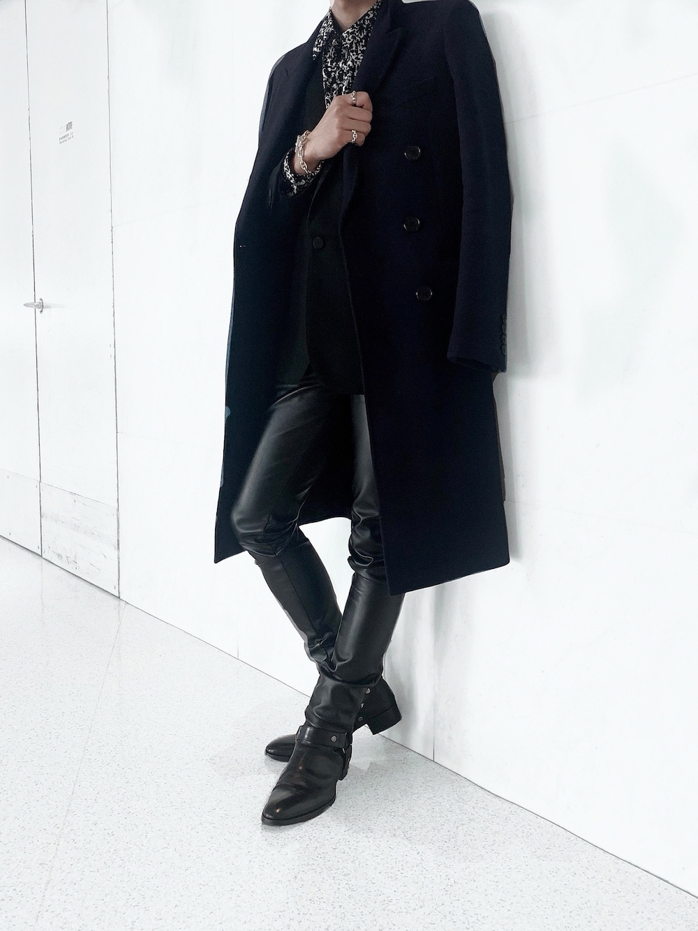 「モード系、ドレスモード、キレイめコーデ、ハイブランド×ファストブランド」｜「SAINT LAURENT PARISのアイテム（チェスターコート、ブルー系）」を使った、takatoさん（メンズ・174cm）の冬コーディネートの1枚目の写真