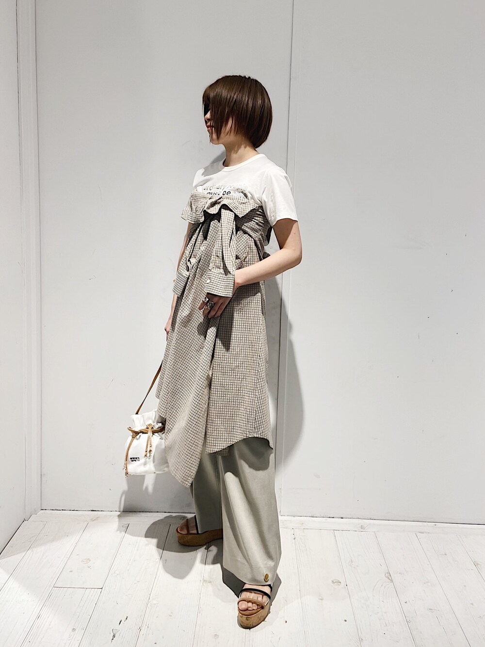 ホワイト系のTシャツ/カットソー、ベージュ系のシャツ/ブラウス、ベージュ系のその他パンツを着用したレディースの春コーディネートの1枚目の写真