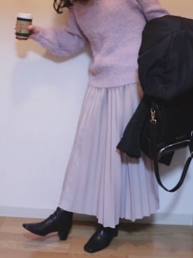 Vネックシャギーニットトップスを使った人気ファッション