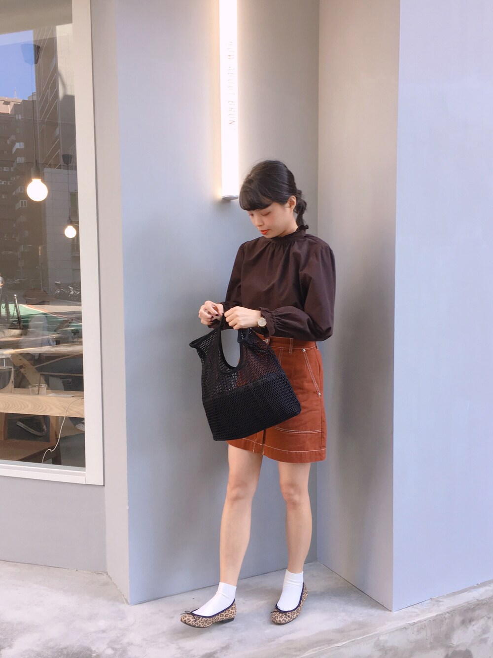 「秋のコーデ、カフェ、ブラウンコーデ、晴れ、レオパードシューズ」｜「KastaneのメッシュBAG（トートバッグ、ブラック系）」を使った、Dony さん（レディース・162cm）の冬コーディネートの1枚目の写真