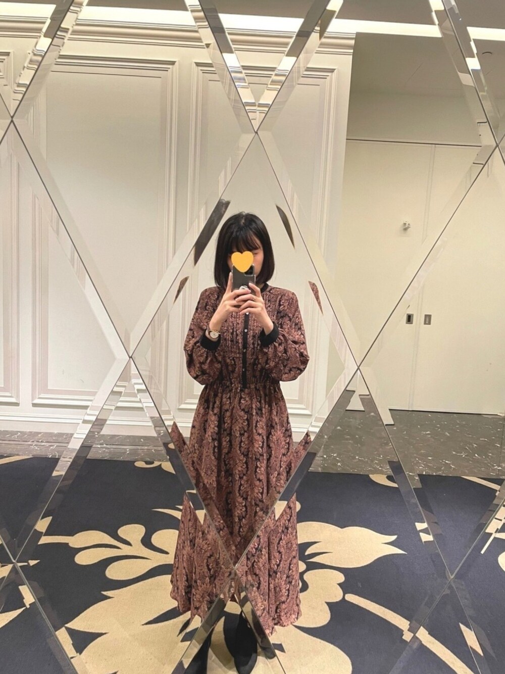 「秋のコーデ、ペイズリー、台湾」｜「URBAN RESEARCH Sonny Labelのダマスクプリントワンピース（ワンピース、ブラック系）」を使った、Dony さん（レディース・162cm）の冬コーディネートの1枚目の写真