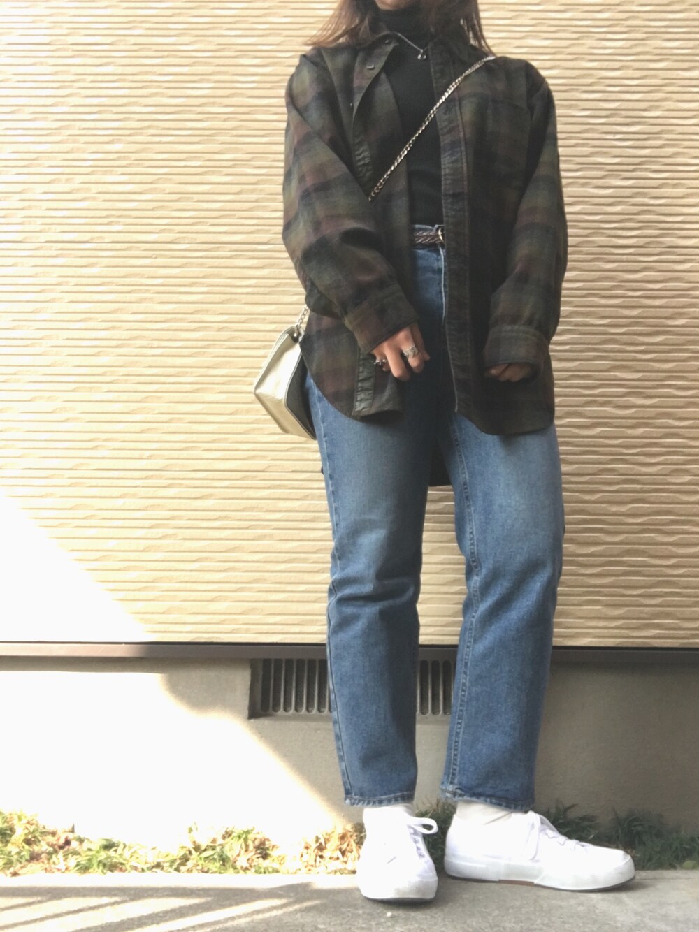 「シャツ、UNIQLO、古着、韓国、korea」｜「SUPERGAのアイテム（スニーカー、ホワイト系）」を使った、ayanon**さん（レディース・154cm）の冬コーディネートの1枚目の写真