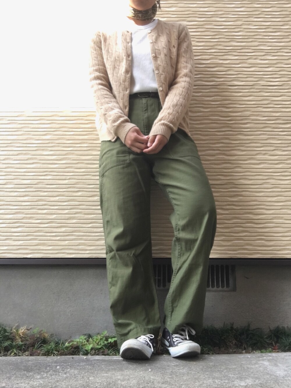 「シンプルコーデ、はるコーデ、ラフ、お洒落さんとつながりたい、スカーフ、韓国、古着、コンバース」｜「FREAK'S STOREのバックツイルベイカーパンツ（カーゴパンツ、グリーン系）」を使った、ayanon**さん（レディース・154cm）の春コーディネートの1枚目の写真