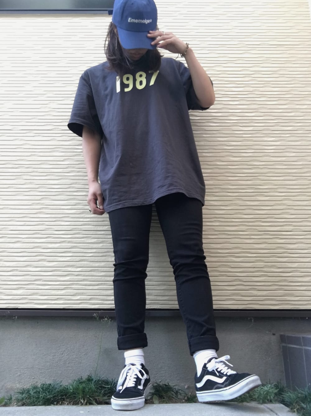 「ストリート、キャップ、1987MM、カジュアルコーデ、Tシャツ、韓国ファッション、韓国ブランド、スニーカーコーデ、VANS」｜「1987のアイテム（Tシャツ/カットソー、グレー系）」を使った、ayanon**さん（レディース・154cm）の夏コーディネートの1枚目の写真