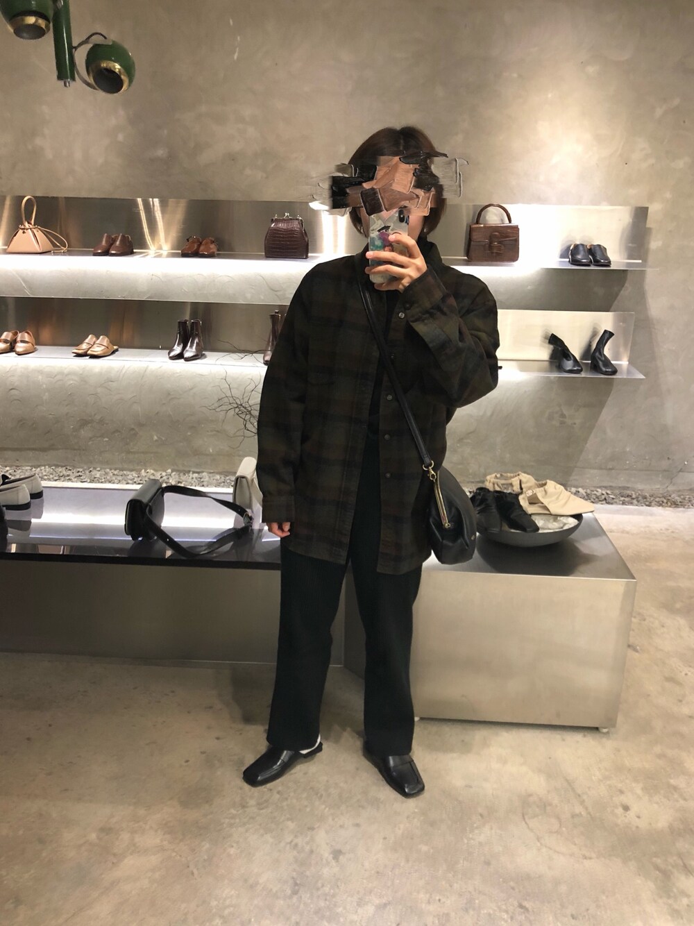 「LEPSIM、シンプル、大人コーデ、黒、ショートヘア、ワントーンコーデ、韓国ファッション、korea、リブパンツ」｜「LEPSIMのアイテム（パンツ、ブラック系）」を使った、ayanon**さん（レディース・154cm）の春コーディネートの1枚目の写真