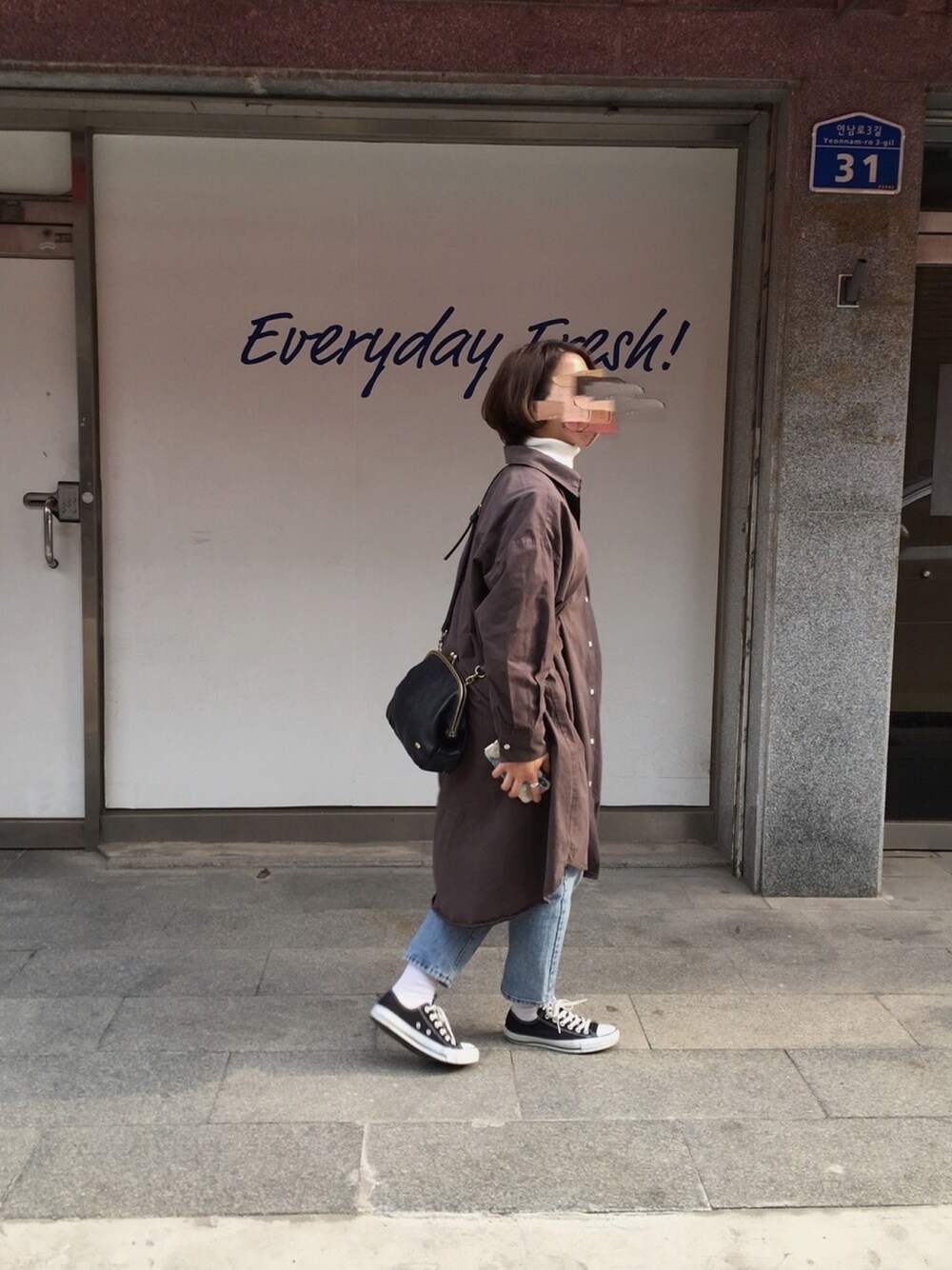 「korea、ootd、outfit、カジュアルコーデ、スニーカーコーデ、シャツスタイル、ボーイッシュ、ロングシャツ、シンプル、ショートヘア」｜「CONVERSEのアイテム（スニーカー、ブラック系）」を使った、ayanon**さん（レディース・154cm）の春コーディネートの1枚目の写真