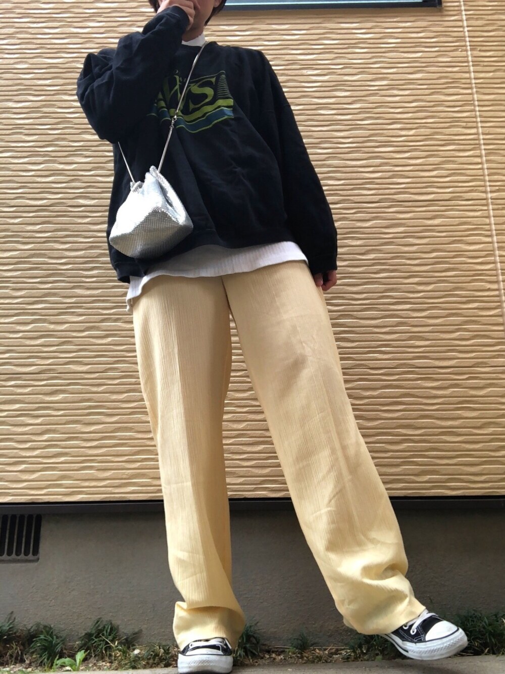 「カラーパンツ、春コーデ、ootd、低身長コーデ、スニーカー、パンツスタイル、古着MIX、メンズライク、ショートヘア、イエロー」｜「aliaのアイテム（ショルダーバッグ、シルバー系）」を使った、ayanon**さん（レディース・154cm）の春コーディネートの1枚目の写真