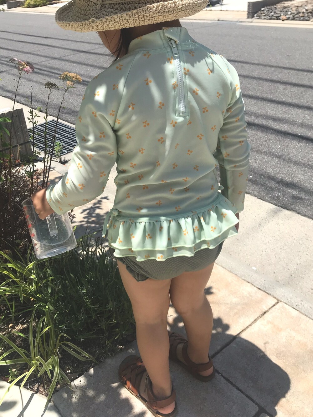「水着、swimwear、プティマイン、3歳、キッズコーデ、ラッシュガード、帽子、夏コーデ」｜「petit mainの【SWIM】UVケア チェリー柄ラッシュガード×パンツセット（ラッシュガード、グリーン系）」を使った、yuiさん（キッズ・90cm）の夏コーディネートの1枚目の写真