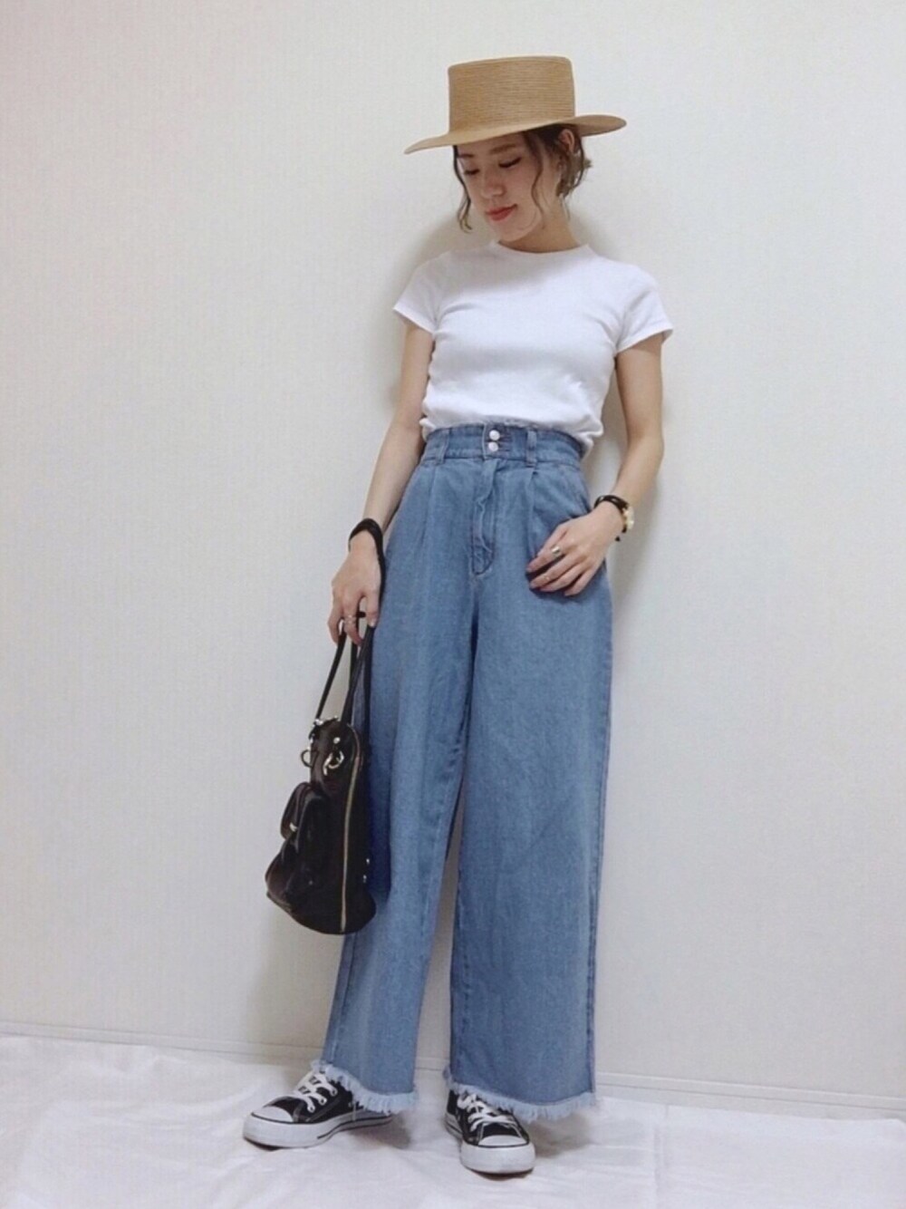 「シンプル、カジュアル、ラフ、カンカン帽、デニムパンツ、オトナカジュアル、白トップス、無地Tシャツ」｜「WEGOの◆WEGO/ハイウエストフリンジバギーパンツ（デニムパンツ、ブルー系）」を使った、HITOMIさん（レディース・155cm）の夏コーディネートの1枚目の写真