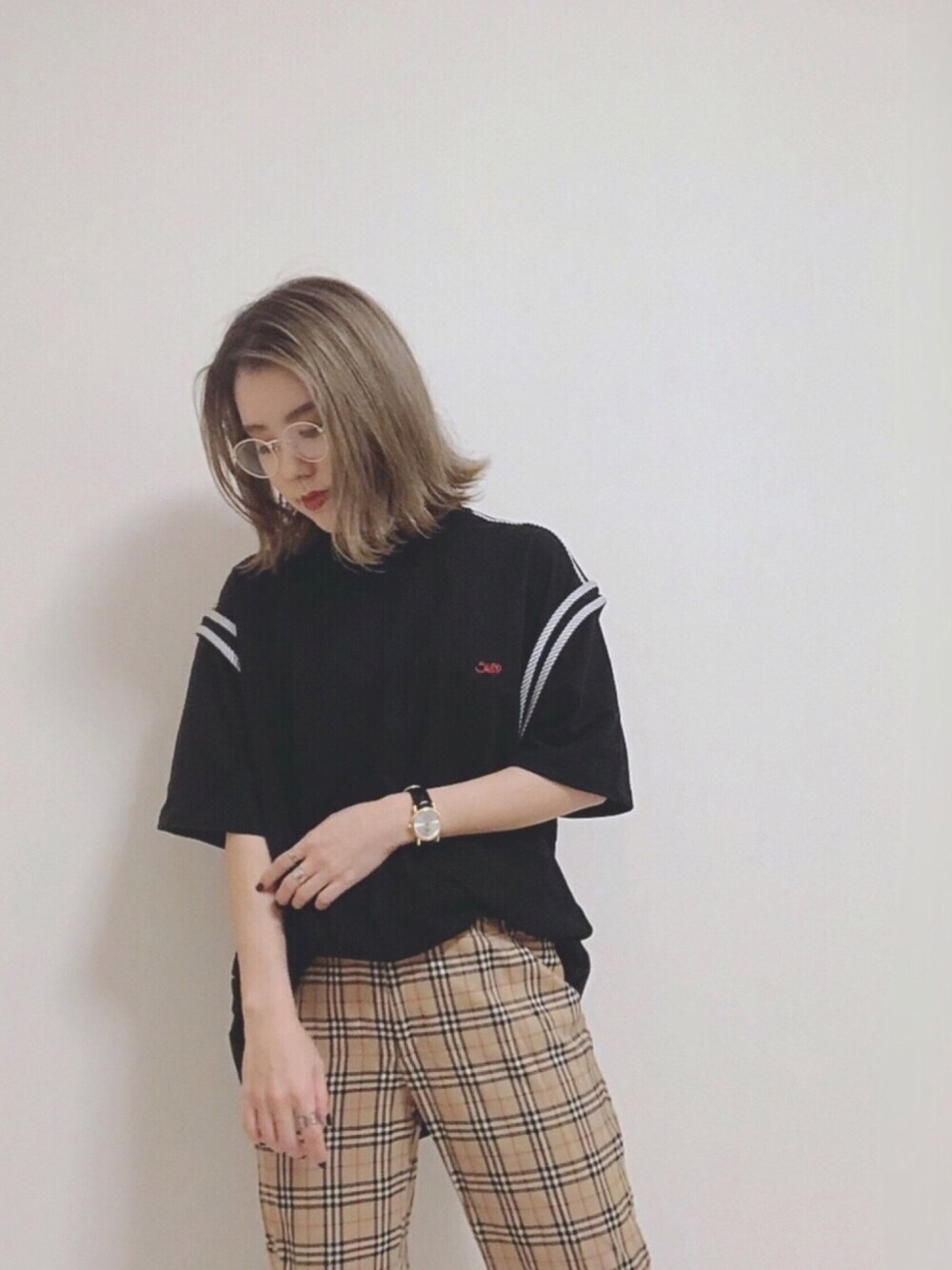 ブラック系のTシャツ/カットソーを着用したレディースの秋コーディネートの1枚目の写真