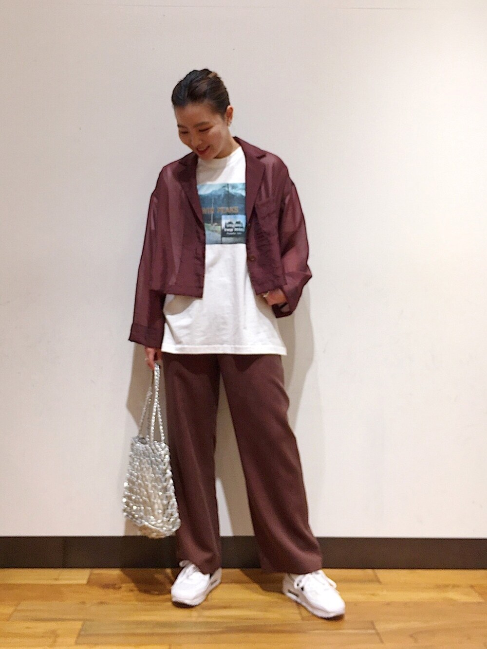 レッド系のその他アウター、その他のTシャツ/カットソー、ブラウン系のその他パンツを着用したレディースの春コーディネートの1枚目の写真