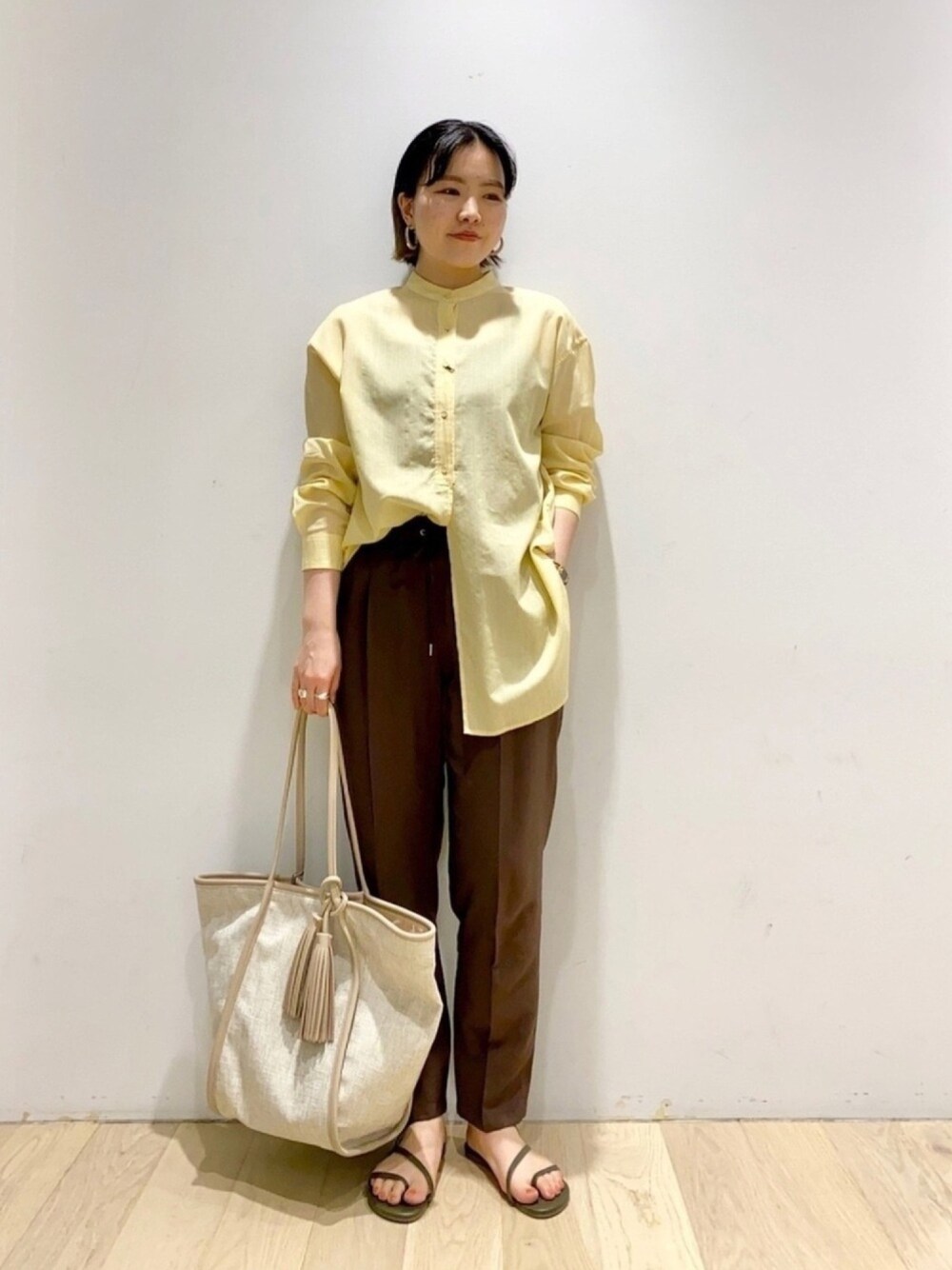 「URBAN RESEARCH、RODESKO、春夏コーデ、きれいめカジュアル、シアーシャツ、ビッグシルエット、メンズライク、ビタミンカラー、パステルカラー、トートバッグ」｜「URBAN RESEARCHのdecor　Wide Hoop Pierce（ピアス（両耳用）、シルバー系）」を使った、ウエマツ　アユミさん（レディース・158cm）の春コーディネートの1枚目の写真