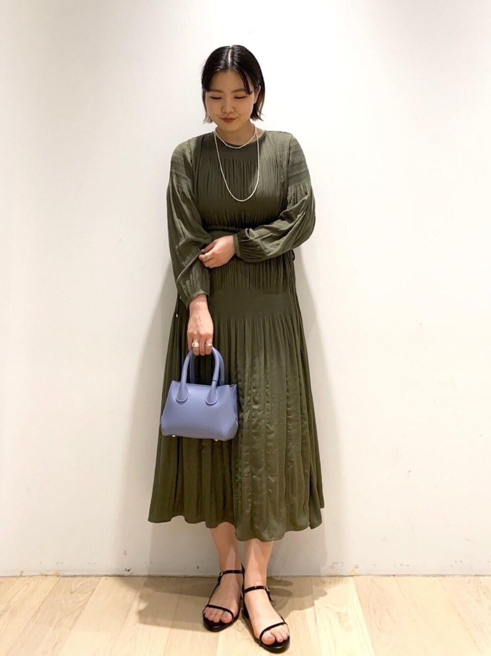 「URBAN RESEARCH、URBAN RESEARCH ROSSO、RODESKO、きれいめカジュアル、フォーマル、ドレス、ロングワンピース、カーキ、ミニバッグ、サンダル」｜「URBAN RESEARCHの淡水パールネックレス（ネックレス、ホワイト系）」を使った、ウエマツ　アユミさん（レディース・158cm）の春コーディネートの1枚目の写真
