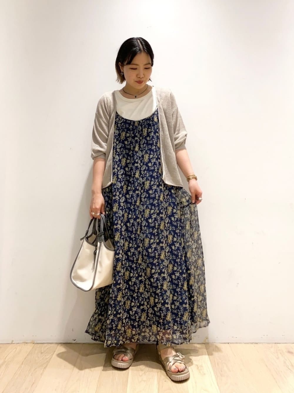 「URBAN RESEARCH、これが私をアゲる服、リネン、花柄ワンピース、トートバッグ、きれいめカジュアル、ロングワンピース、休日スタイル、カーディガン、厚底サンダル」｜「HarpoのHarpo　ワントップネックレス（ネックレス、グリーン系）」を使った、ウエマツ　アユミさん（レディース・158cm）の春コーディネートの1枚目の写真