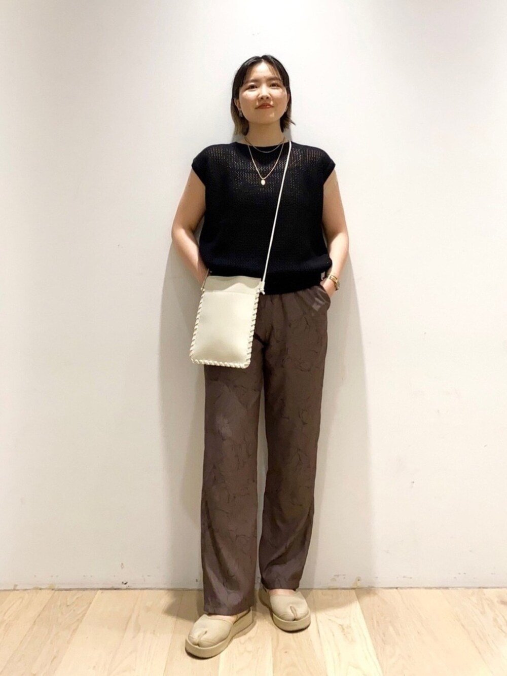 「URBAN RESEARCH、これが私をアゲる服、ミニバッグ、メンズライク、透かし編みニット、厚底サンダル、ゆるコーデ、休日スタイル、ベスト、柄パンツ」｜「HarpoのHarpo　ビーズネックレス（ネックレス、ブルー系）」を使った、ウエマツ　アユミさん（レディース・158cm）の春コーディネートの1枚目の写真