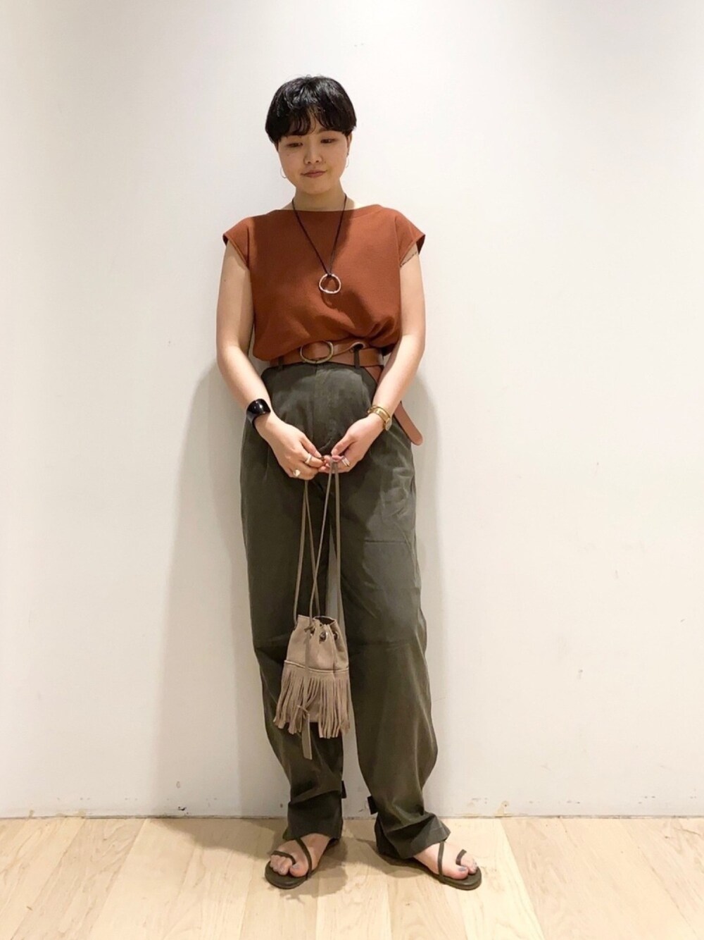 「URBAN RESEARCH、これが私をアゲる服、ミニバッグ、メンズライク、ハイウエスト、カーキパンツ、シンプルコーデ、巾着バッグ、サンダル、夏コーデ」｜「URBAN RESEARCHのリングネックレス（ネックレス、シルバー系）」を使った、ウエマツ　アユミさん（レディース・158cm）の春コーディネートの1枚目の写真
