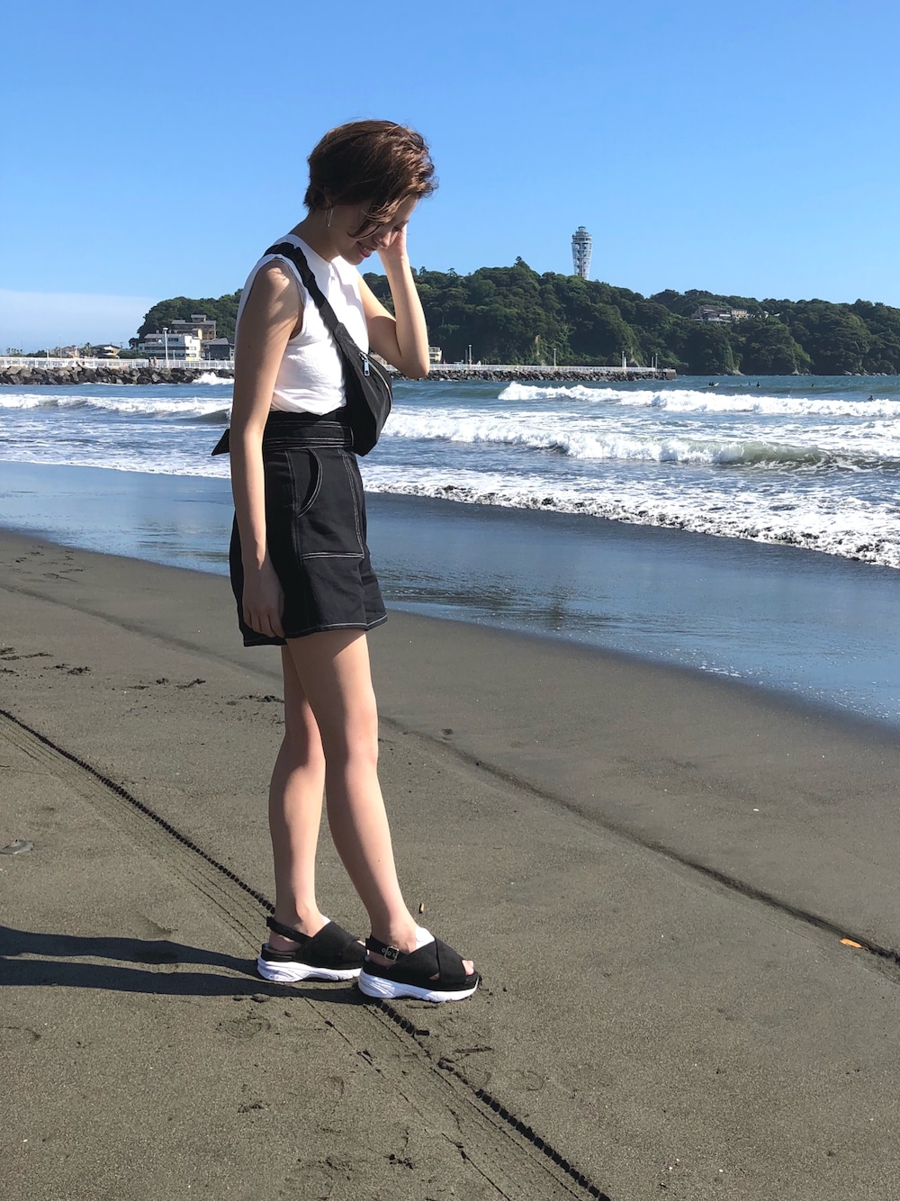 「who's who chico、Chico、ステッチ、配色、キュロット、海コーデ、夏コーデ、モノトーンコーデ」｜「Chicoのハイウエストキュロットショートパンツ（その他パンツ、ブラック系）」を使った、ATSUKOさん（レディース・164cm）の夏コーディネートの1枚目の写真