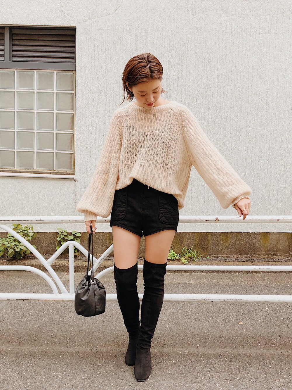 「whoswhochico、Chico、透けトップス、ニーハイブーツ、ベージュ、ベージュコーデ、秋のカフェオレコーデ、秋服、ラクチンコーデ、秋のコーデ」｜「ChicoのBACKリボンざっくりニット（ニット/セーター、ベージュ系）」を使った、ATSUKOさん（レディース・164cm）の秋コーディネートの1枚目の写真