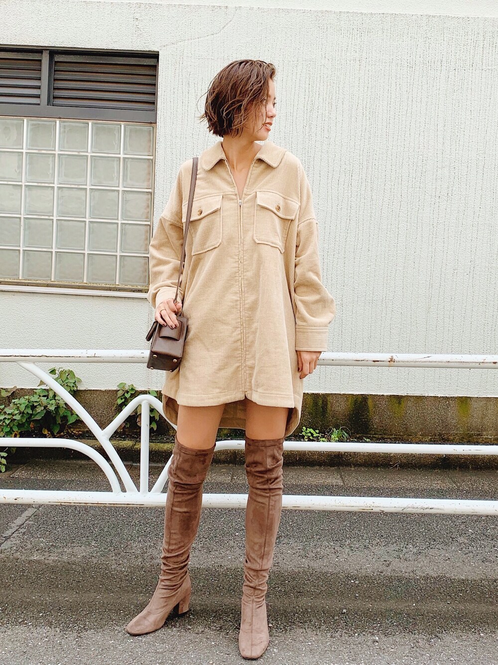「秋のカフェオレコーデ、秋服、秋のコーデ、ootd、コーデュロイ、ベージュコーデ、オーバーサイズ、ベージュ、ワントーンコーデ、whoswhochico」｜「ChicoのコーデュロイBIGシャツチュニック（その他アウター、ベージュ系）」を使った、ATSUKOさん（レディース・164cm）の秋コーディネートの1枚目の写真