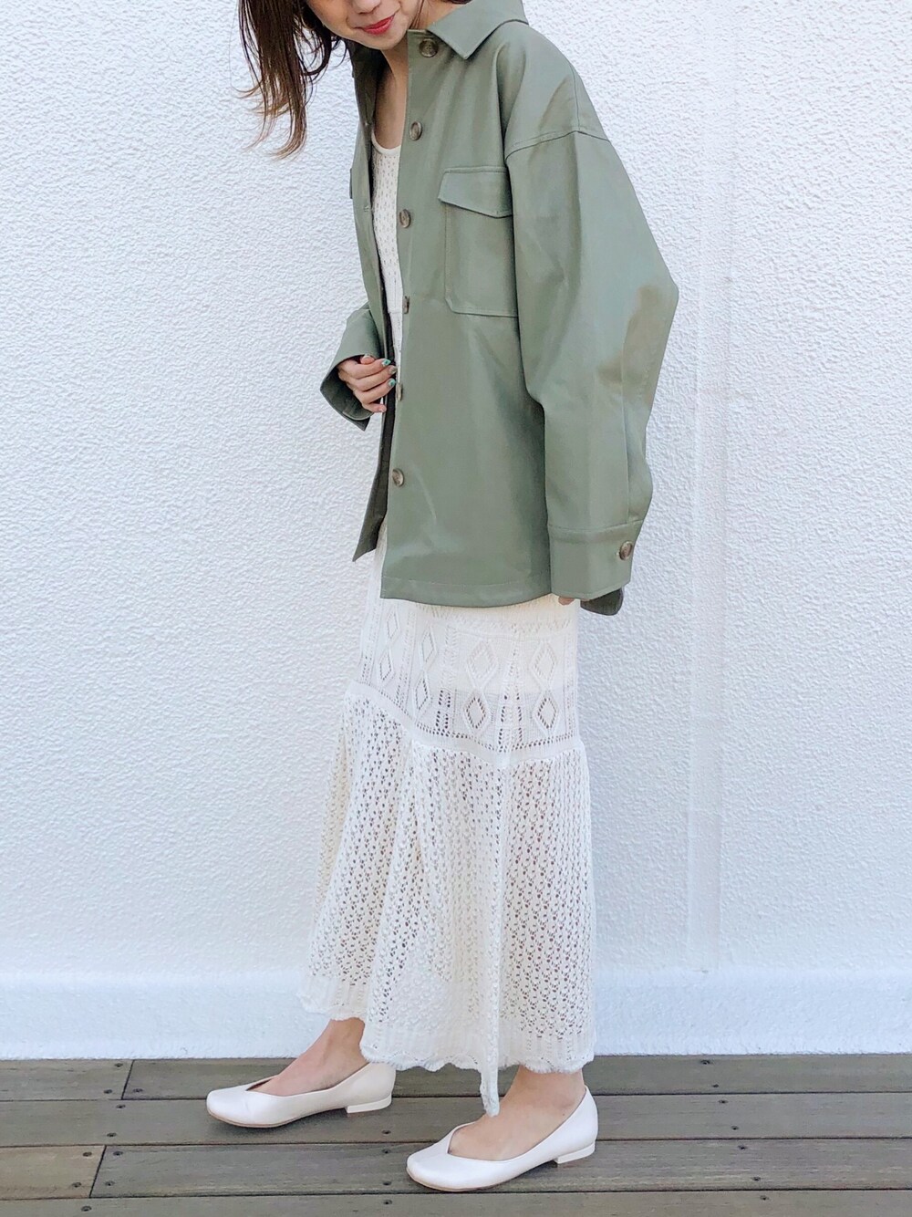 「透かし柄、レザージャケット、レザー、バレエシューズ、バレーシューズ、春、who's who chico」｜「Chicoのフェイクレザーオーバージャケット（その他アウター、グリーン系）」を使った、ATSUKOさん（レディース・164cm）の冬コーディネートの1枚目の写真